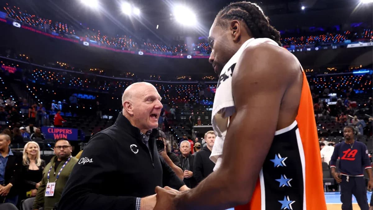 Kawhi Leonard y Steve Ballmer celebrando tras victoria Kawhi Leonard y Steve Ballmer celebrando tras victoria