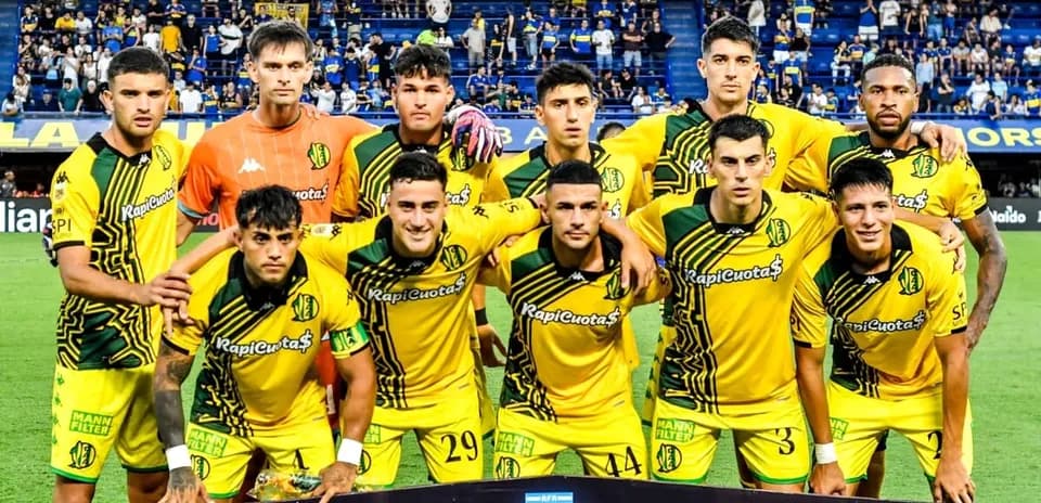 Equipo posando antes del partido en el estadio