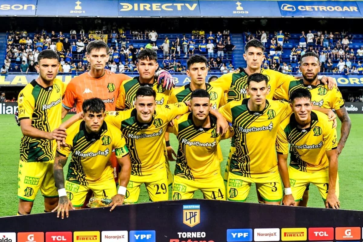 Equipo posando antes del partido en el estadio