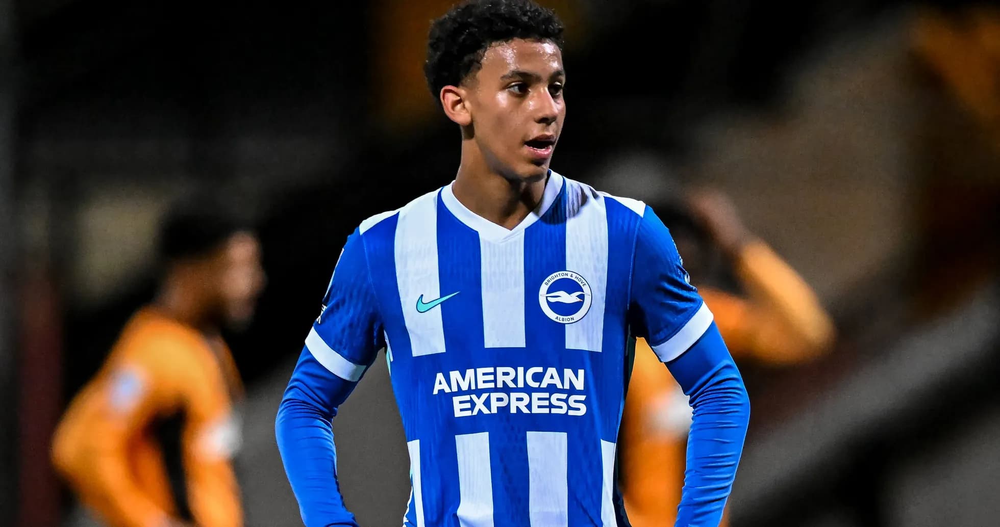 Jugador de Brighton & Hove Albion en el campo