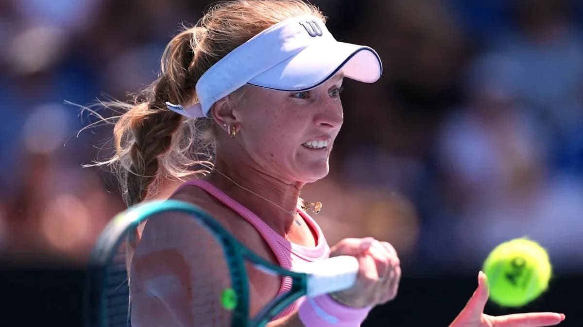 Jugadora de tenis golpeando una pelota en partido