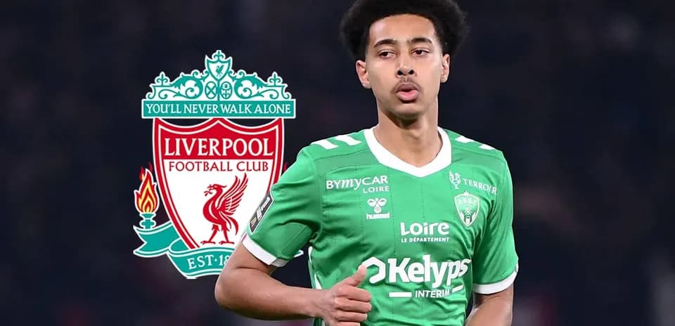 Jugador con camiseta verde en el campo de fútbol