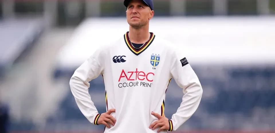 Jugador de cricket en uniforme mirando hacia arriba