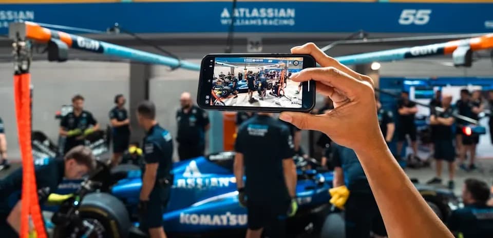 Persona grabando el equipo de Williams Racing en el taller