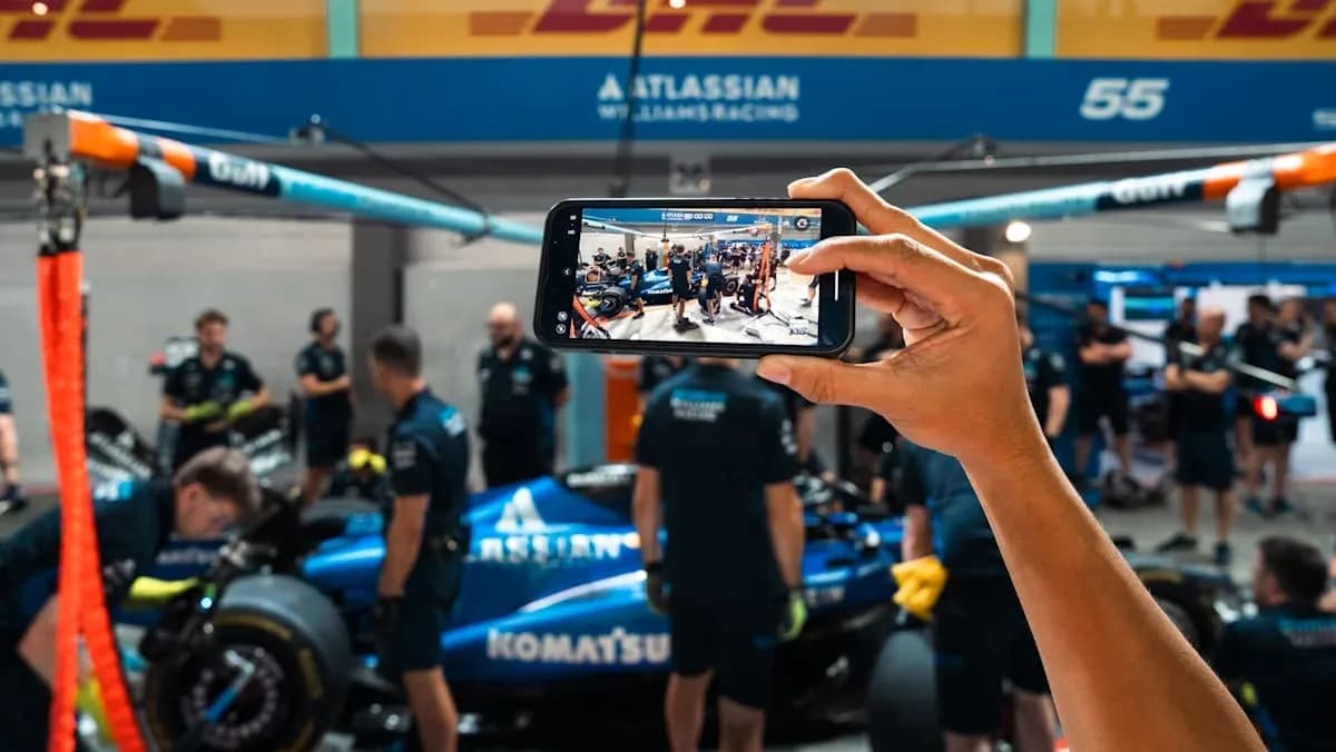 Persona grabando el equipo de Williams Racing en el taller