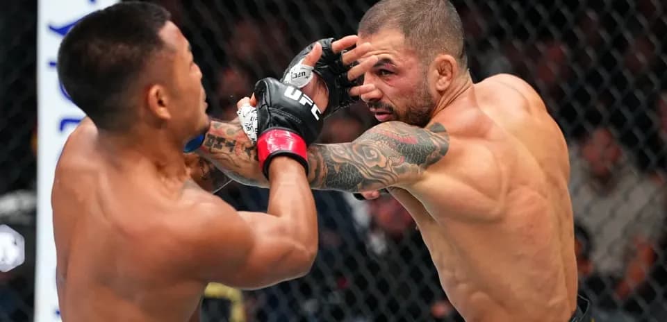 Luchador lanzando un golpe en pelea de UFC