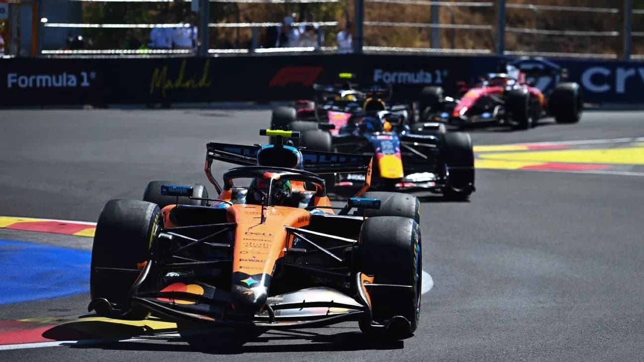 Varios coches de Fórmula 1 en curva durante carrera