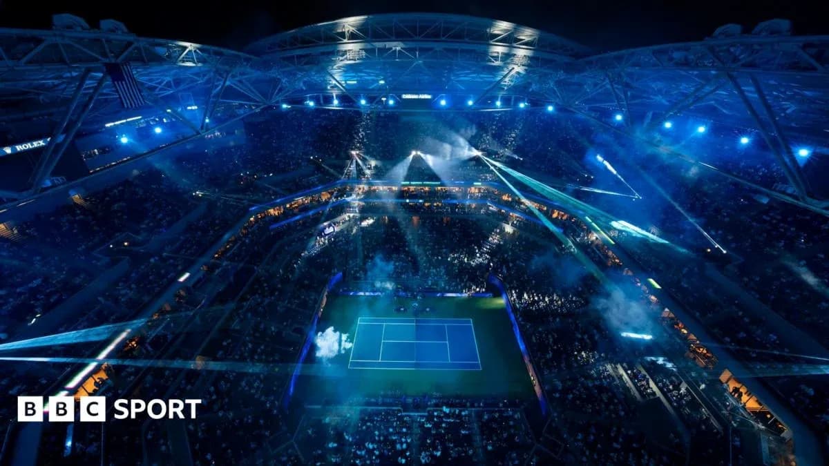Vista aérea del estadio iluminado durante un evento de tenis