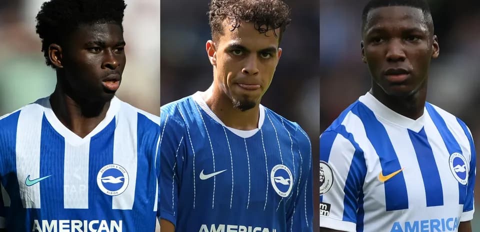 Tres jugadores de Brighton en uniforme de equipo