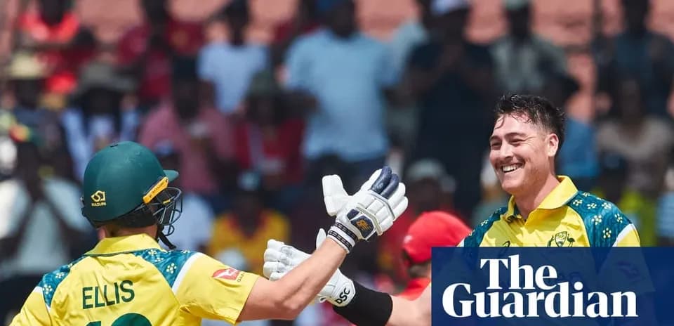Jugadores de cricket australianos celebrando un wicket