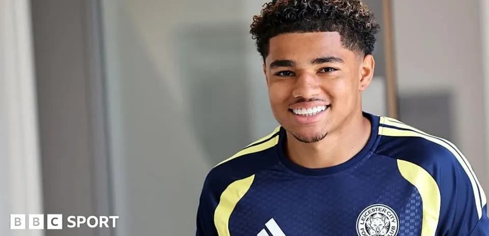 Jugador de Leicester City sonriendo en vestuario