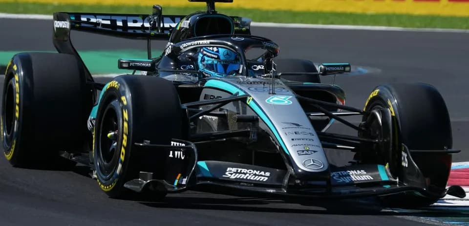 Coche de Fórmula 1 en acción en pista