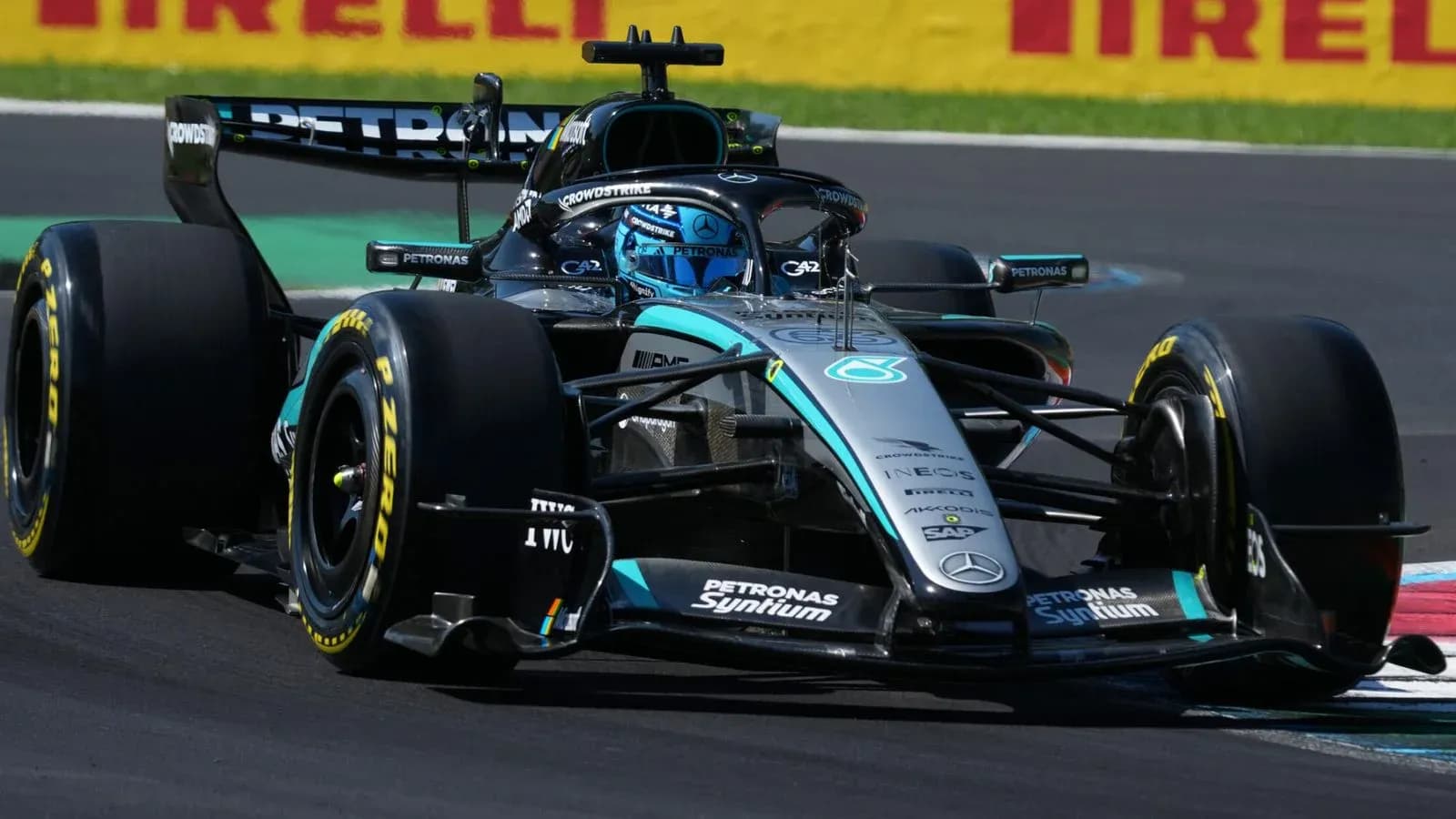 Coche de Fórmula 1 en acción en pista