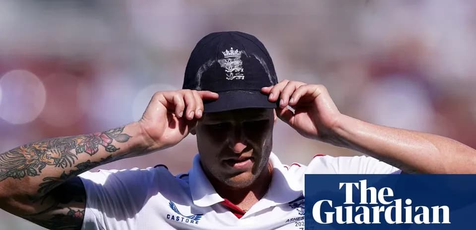 Jugador de cricket ajustando su gorra en el campo