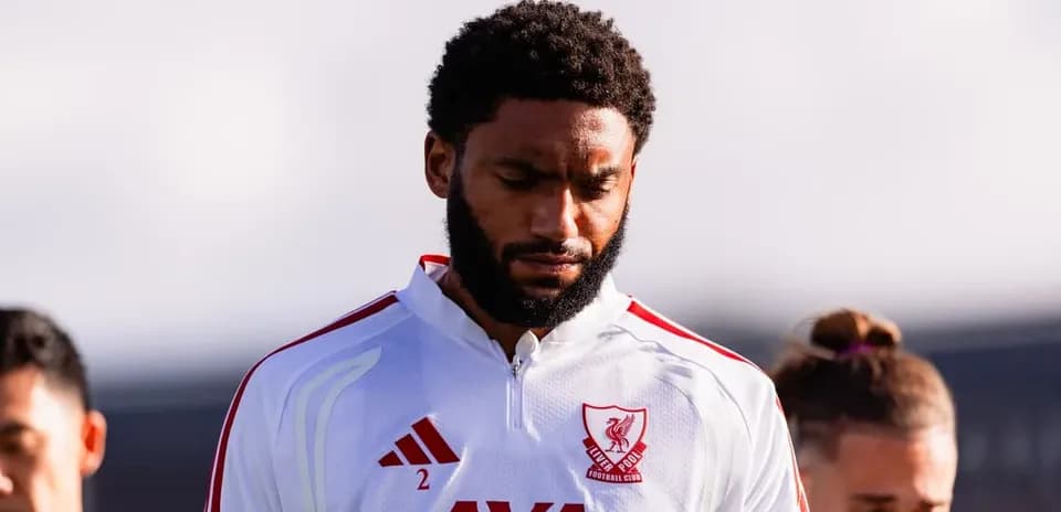 Jugador de Liverpool FC en sesión de calentamiento