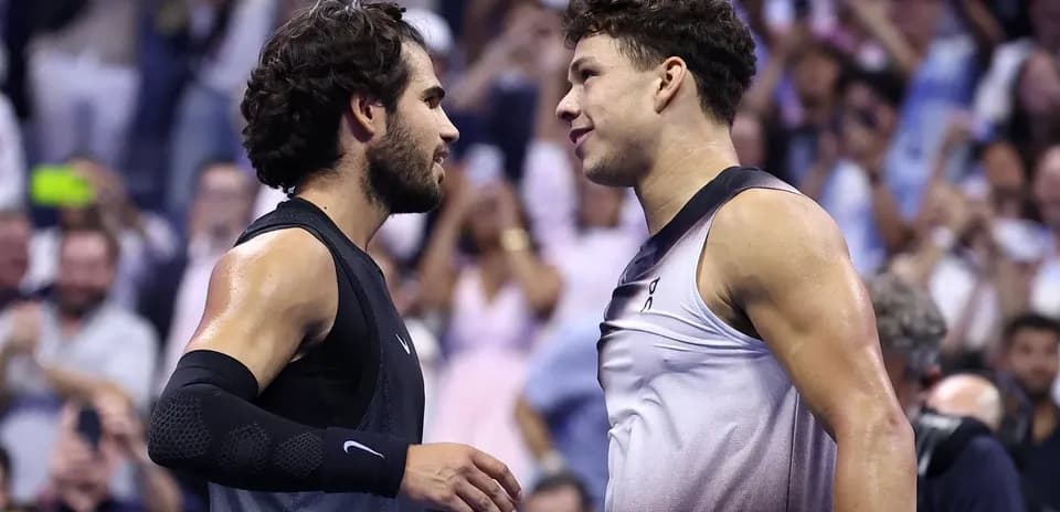 Jugadores de tenis saludándose tras el partido