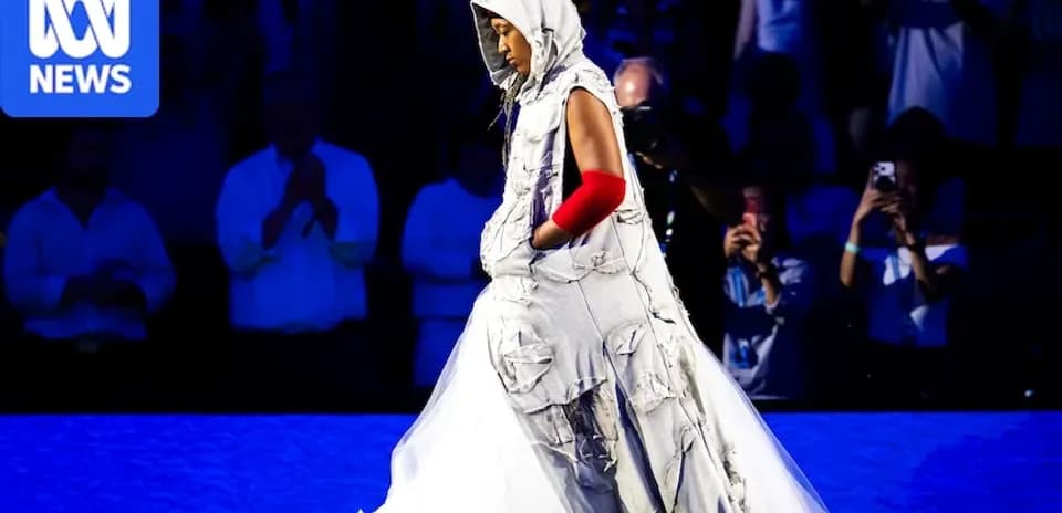 Persona luciendo un vestido de diseño único en evento