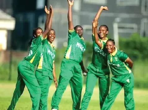 Jugadoras de críquet de Nigeria posando sonrientes
