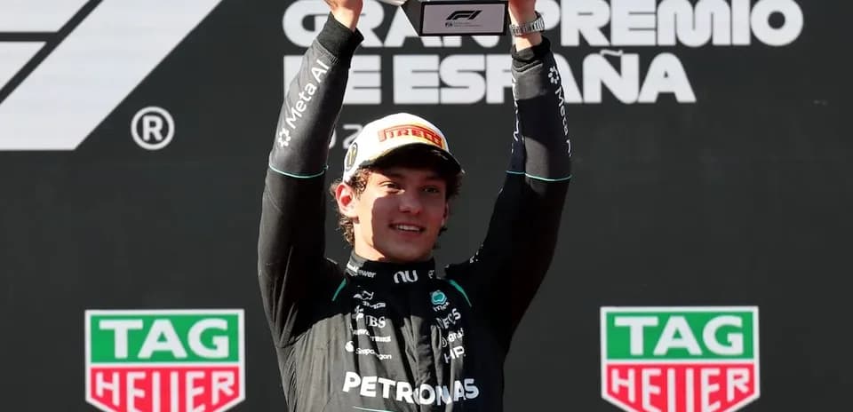 Piloto levantando trofeo en el podio de España