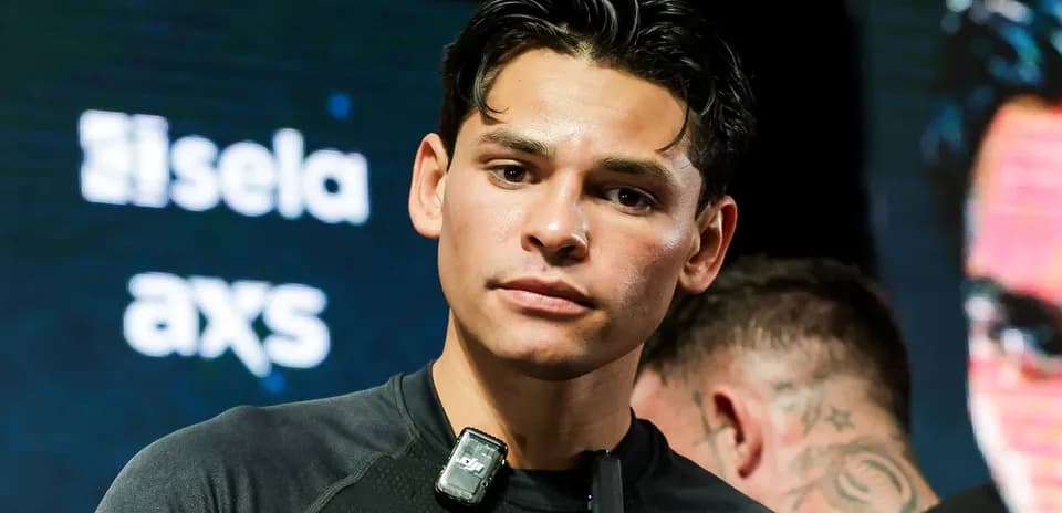 Boxeador en conferencia de prensa con micrófono