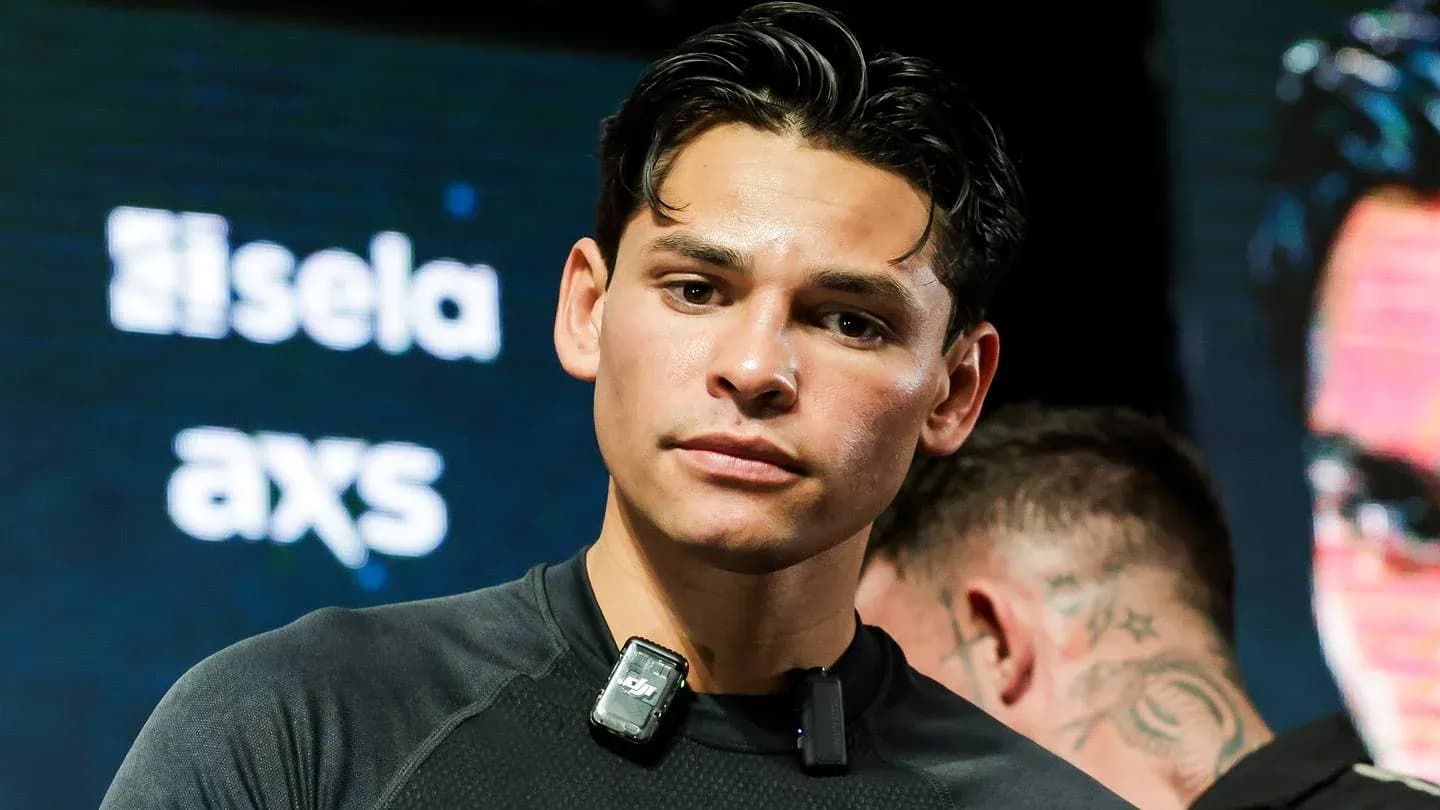 Boxeador en conferencia de prensa con micrófono