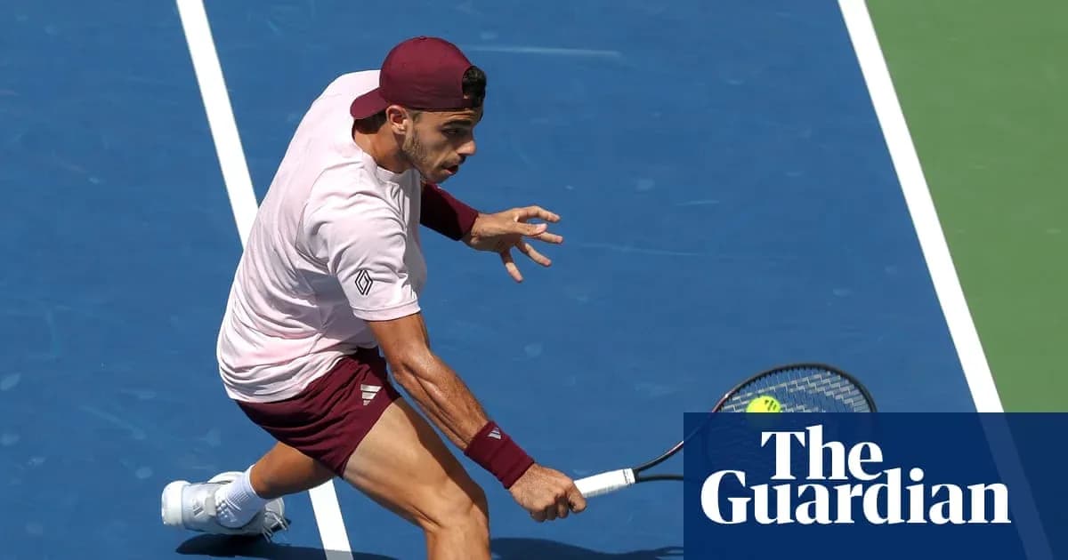 Jugador de tenis golpeando la pelota en la cancha