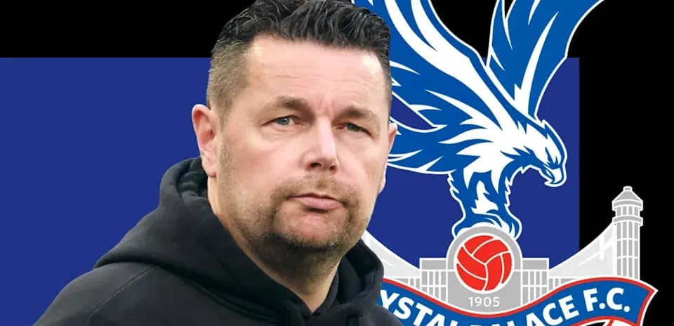 Entrenador de Crystal Palace con escudo del club