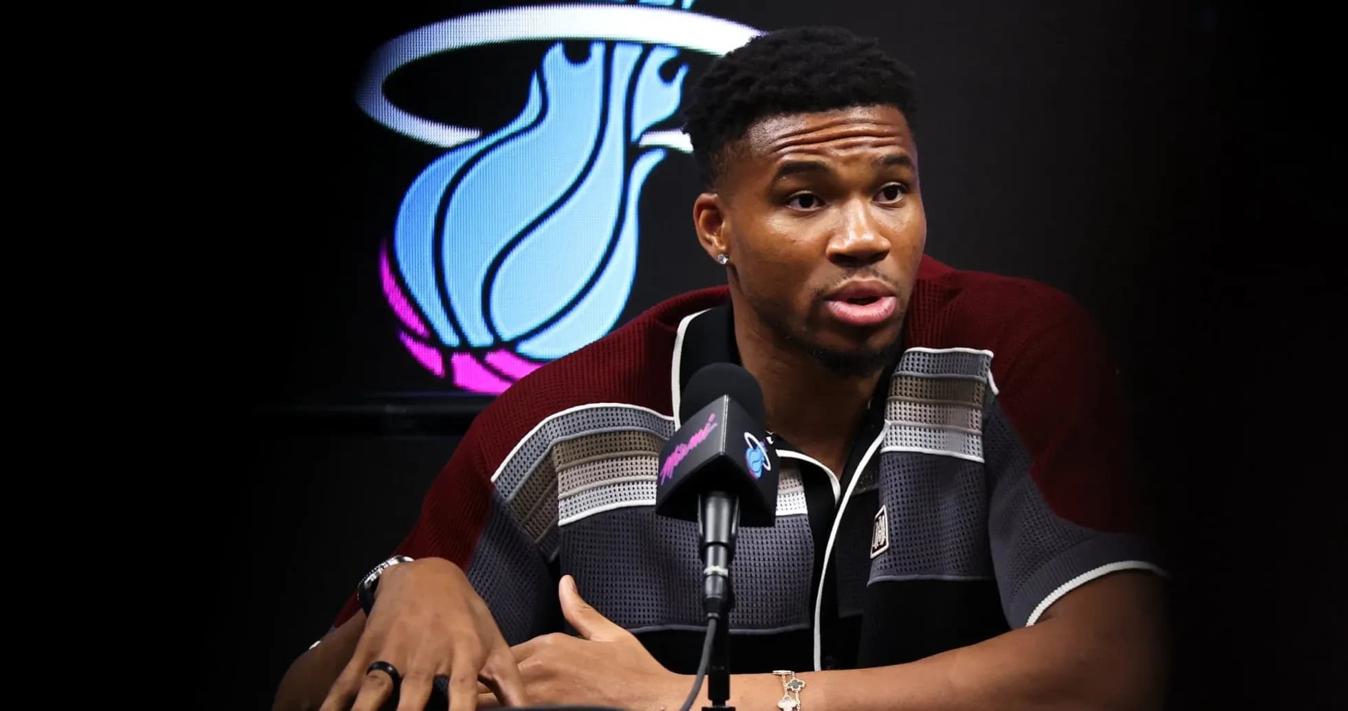 Jugador hablando en conferencia de prensa de NBA