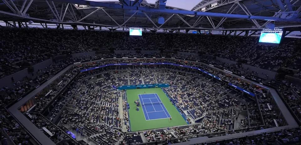 Vista general del estadio lleno durante un partido de tenis