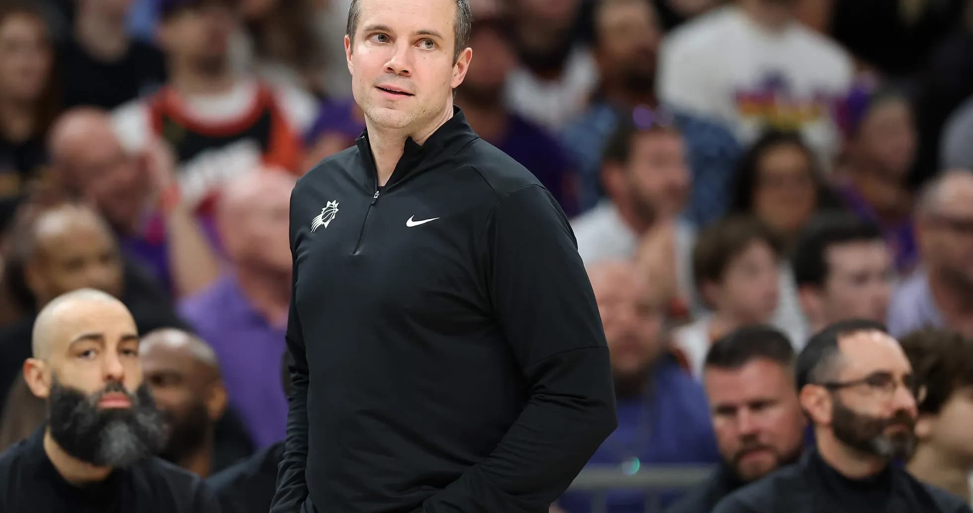 Entrenador observando el juego en la banca