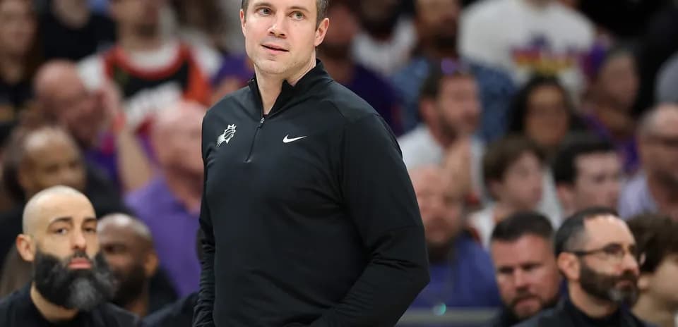 Entrenador observando el juego en la banca