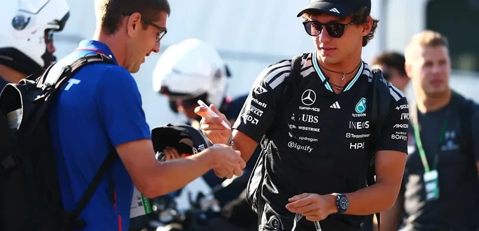 Piloto de Mercedes firmando autógrafos para un aficionado