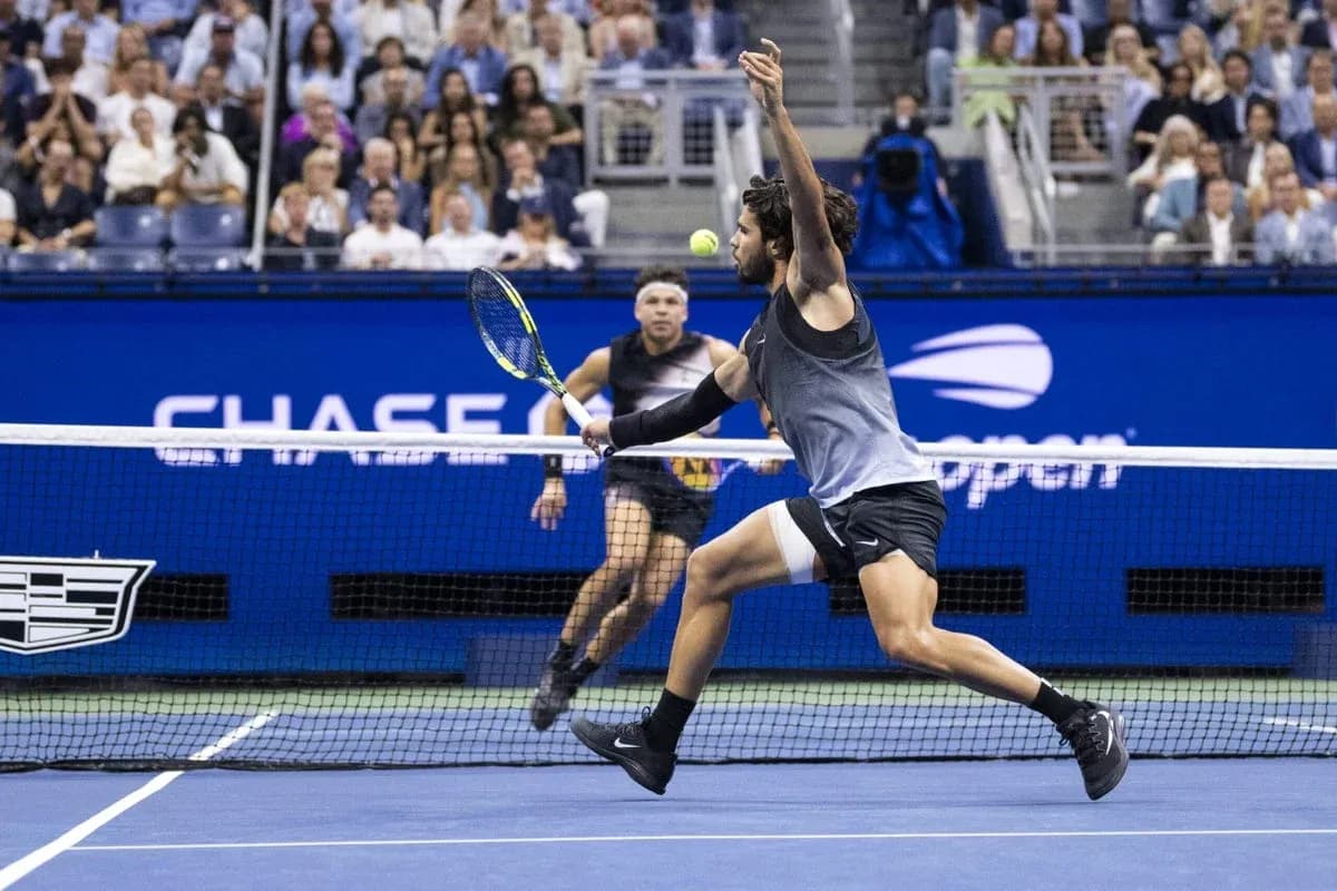 Jugador golpeando la pelota en un partido de tenis
