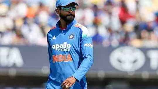 Jugador de cricket de India caminando por el campo