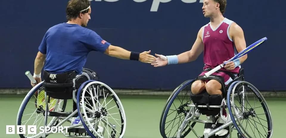 Jugadores de tenis en sillas de ruedas saludándose