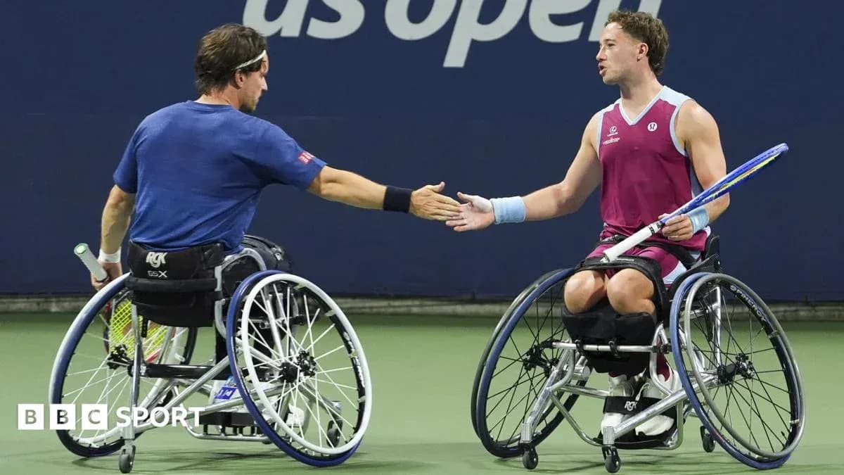 Jugadores de tenis en sillas de ruedas saludándose