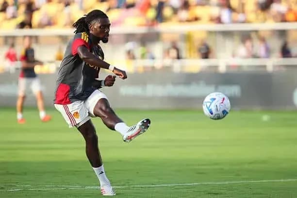 Jugador pateando el balón durante entrenamiento