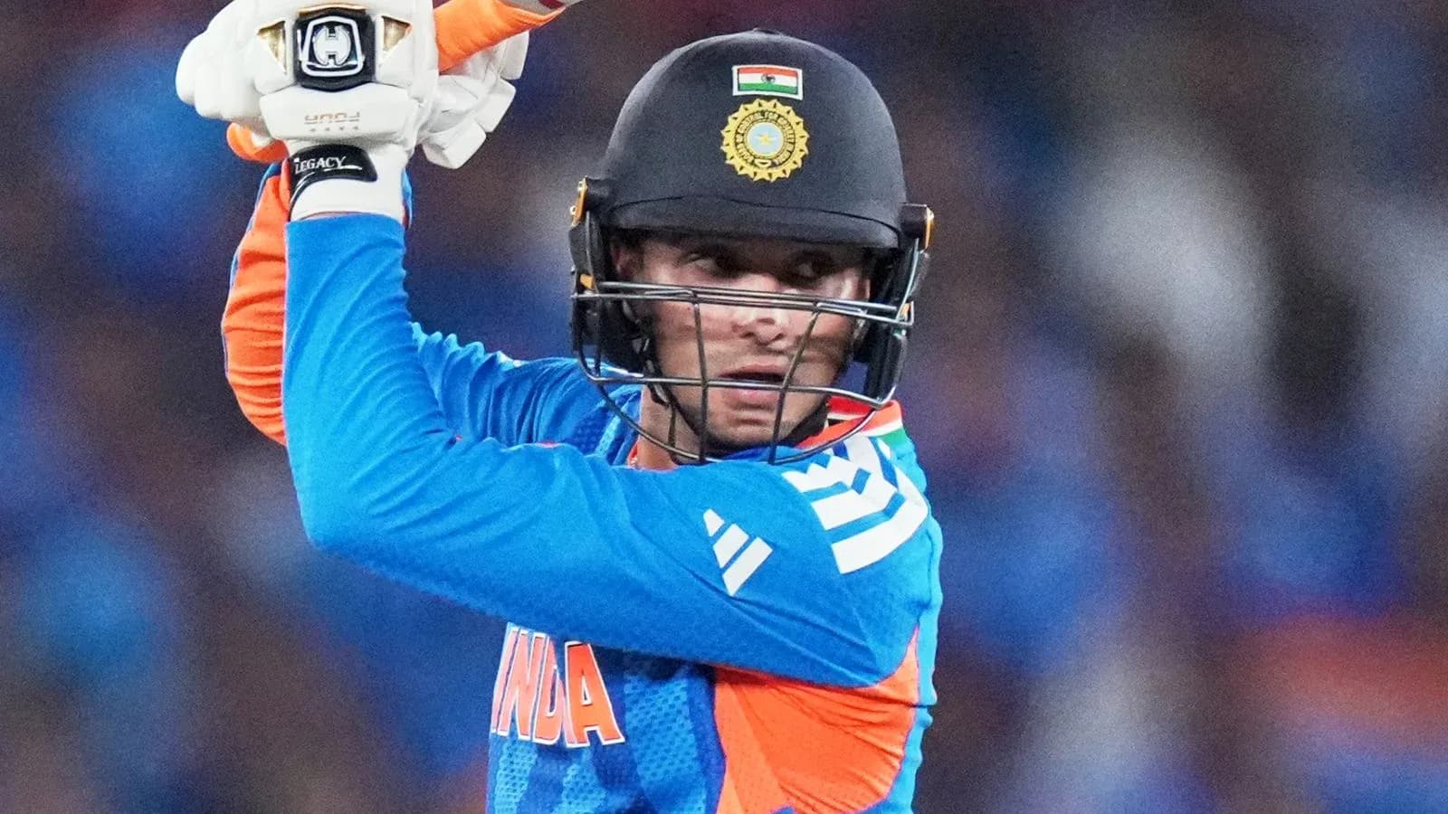 Jugador de cricket de India preparándose para batear