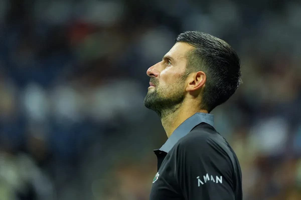 Jugador mirando hacia arriba durante partido de tenis