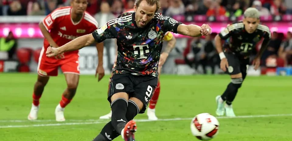 Jugador pateando un penalti en el partido