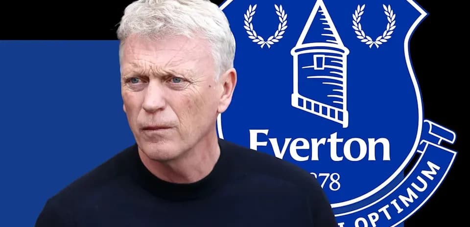 Entrenador con escudo de Everton de fondo
