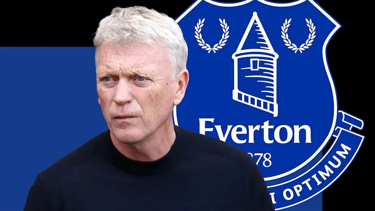 Entrenador con escudo de Everton de fondo
