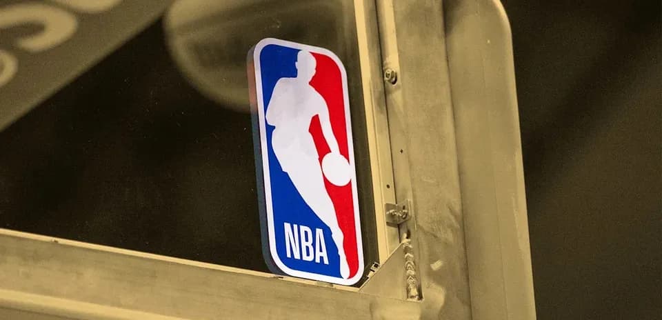 Logotipo de la NBA en una superficie reflectante