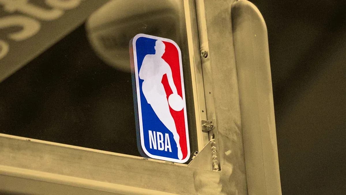 Logotipo de la NBA en una superficie reflectante