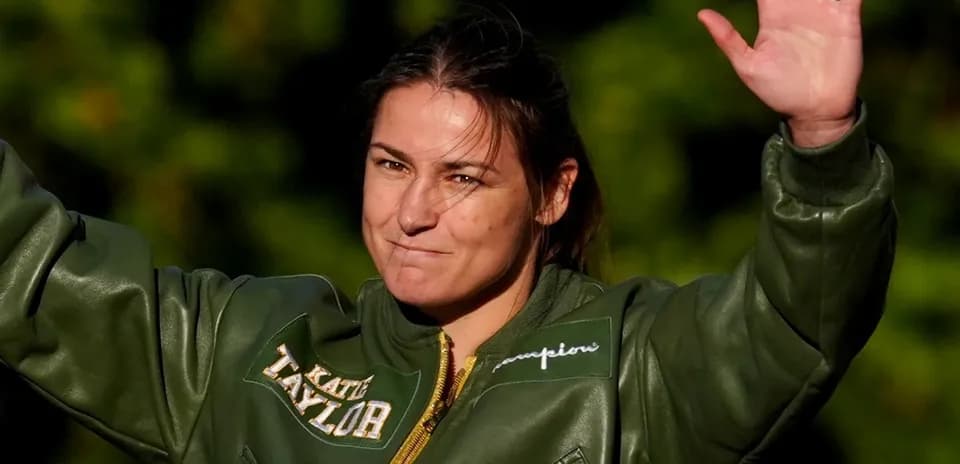 Katie Taylor saludando con una chaqueta verde