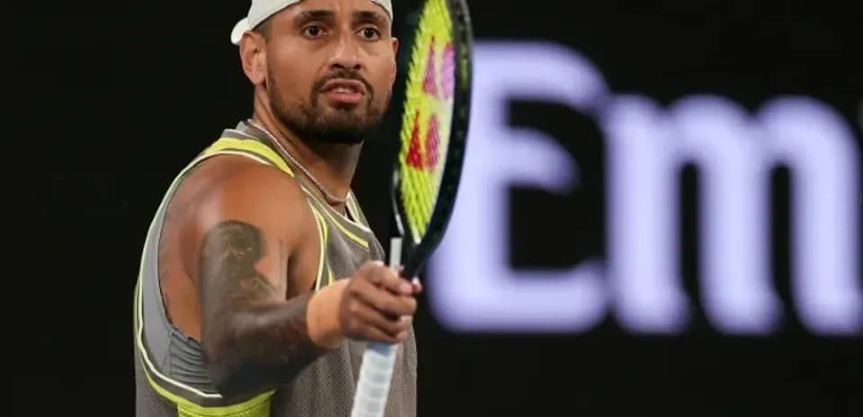 Jugador de tenis sosteniendo raqueta durante partido