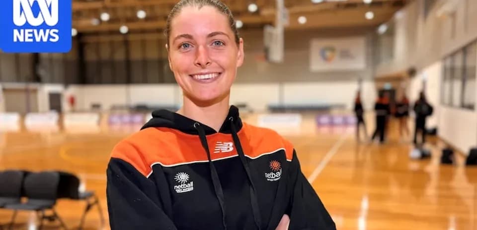 Jugadora de netball sonriendo en la cancha