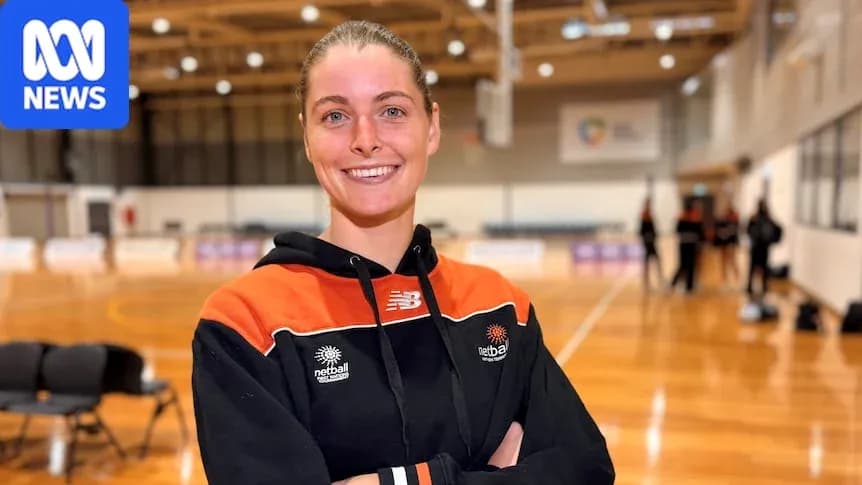 Jugadora de netball sonriendo en la cancha
