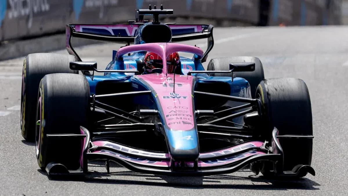 Coche de Fórmula 1 en la pista durante carrera