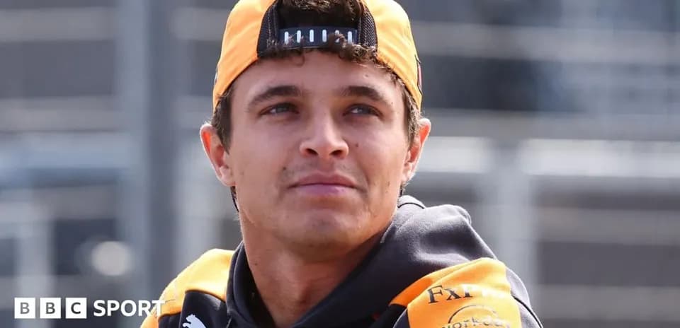Piloto de Fórmula 1 con gorra en el circuito